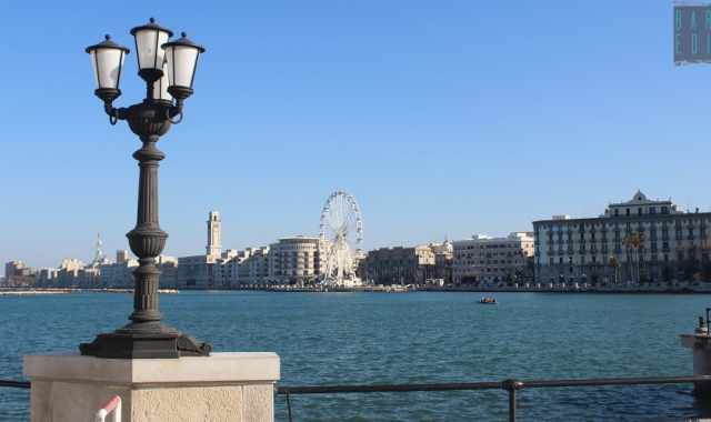 Bari, la travagliata e antica storia dei 197 iconici lampioni del lungomare 